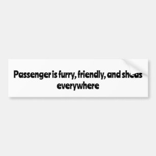 Passagier is harig, vriendelijk en werpt overal bumpersticker