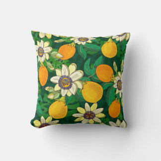 Passieflower Bloom: zwarte achtergrond . Kussen