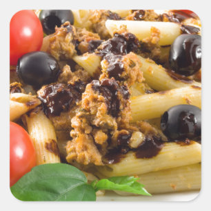 Pasta met bolognesaus, rundvlees, olijven vierkante sticker