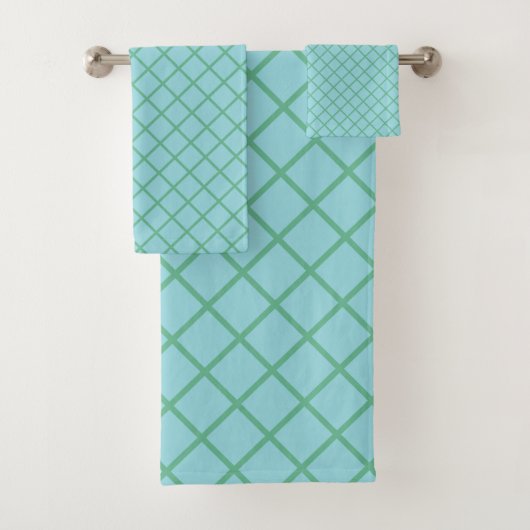 Pastel Aqua Blue en Green Diagonal Grid Pattern Bad Handdoek (Insitu)