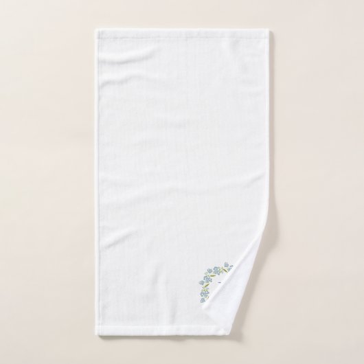 Pastel Blauw Bloemenkrans Aangepaste Monogram Bad Handdoek (Handdoek)