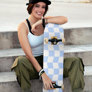 Pastel blauw wit golvend dambord patroon skateboard