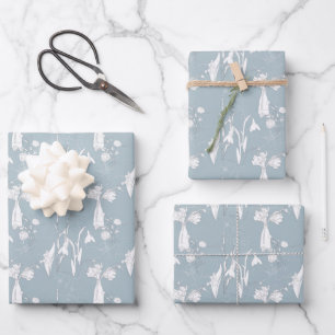 Pastel blauwe vaas met bloemen en bloesems inpakpapier vel