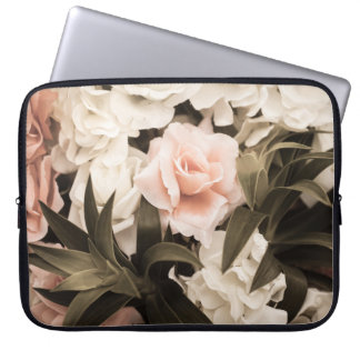 Pastel Bloemen Vintage: Tijdloze Elegantie Laptop Sleeve