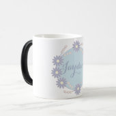 Pastel Blue Daisy Wreath Magische Mok (Voorkant links)