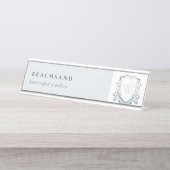 Pastel Blue Wilde Waterverf Crest Monogram Bureau Naambordje (Voorkant)