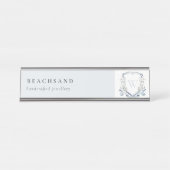 Pastel Blue Wilde Waterverf Crest Monogram Bureau Naambordje (Voorkant)