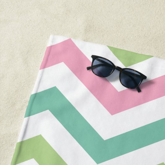 Pastel Chevron Serviette de plage Monogrammed (En situation)