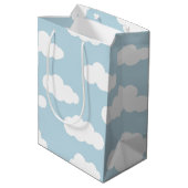 Pastel Clouds Aesthetic Baby Blue en White Medium Cadeauzakje (Achterkant Gekanteld)