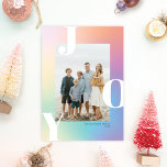 Pastel Color Gradient JOY Carte photo de vacances<br><div class="desc">Ce carte photo de vacances moderne dispose d'un arrière - plan à dégradé pastel avec l'accueil "JOY" encadrant une seule photo verticale. Cette conception s'adapte à une seule photo verticale à l'avant de la carte. Au verso se trouve le même arrière - plan de dégradé, auquel vous pouvez ajouter une...</div>