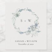 Pastel Dusky Blue Floral Wreath Weddenschap Monogr Wijn Etiket (Enkel label)