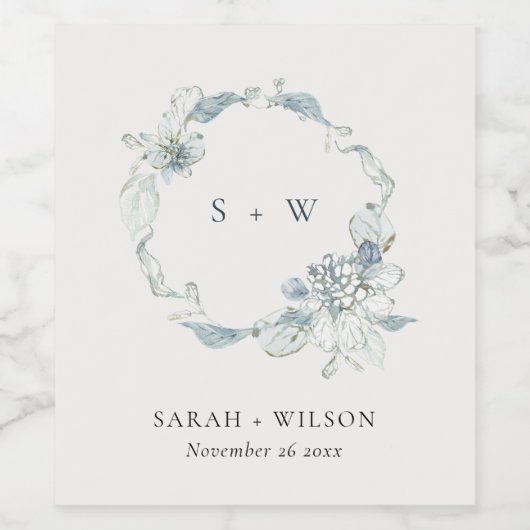 Pastel Dusky Blue Floral Wreath Weddenschap Monogr Wijn Etiket (Enkel label)