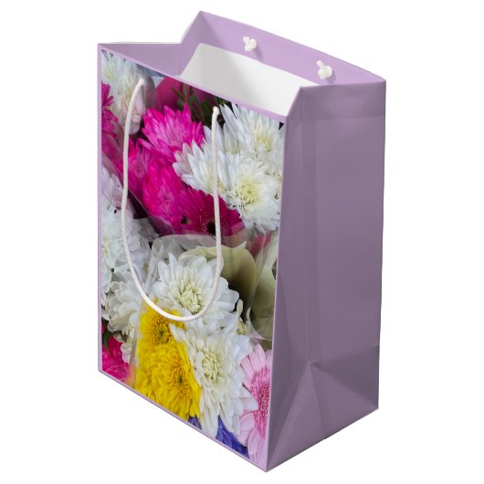Pastel Floral Pink, Geel en Wit Chrysanthemum Medium Cadeauzakje (Achterkant Gekanteld)