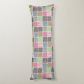 Pastel Floral Quilt Squares Lichaamskussen (Achterkant (Verticaal))