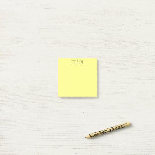 Pastel geel post-it® notes (Op bureau)