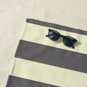 Pastel gele strepen met aangepaste tekst Beach PRO Strandlaken (In situ)