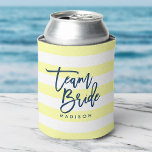 Pastel Jaune et Blancs Bleu Team Bride<br><div class="desc">Gardez vos boîtes de boisson cool avec cette boîte de refroidissement élégant avec les mots "Team Bride" en bleu script tendance contre un motif jaune et blanc préppy arrière - plan. Parfait pour les mariages, les douches nuptiales et les soirées bachelorette. Pour les refroidisseurs Can dans d'autres couleurs et d'autres...</div>
