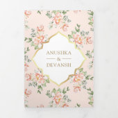 Pastel Perzik Bloemen Alles in een Gouden Indiase Drieluik Uitnodiging (Cover)
