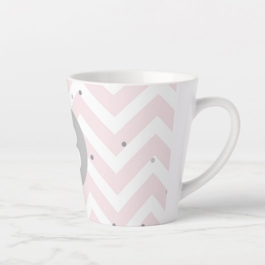 Pastel Pink Chevron and Dots Grey Monogram Latte Mok (Rechts)