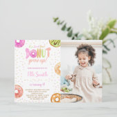 Pastel Pink Donut Anniversaire Invitations avec ph (Debout devant)