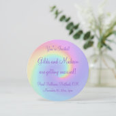 Pastel Rainbow Swirl Lesbian Faire-part de mariage (Debout devant)