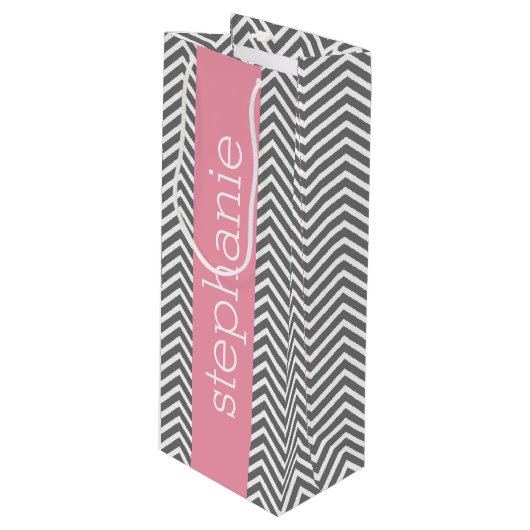 Pastel Roze en Grijze Chevrons Aangepaste naam Wijn Cadeautas (Voorkant Gekanteld)