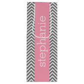 Pastel Roze en Grijze Chevrons Aangepaste naam Wijn Cadeautas (Voorkant)