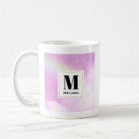 Pastel roze hemel met geel regenboog monogram