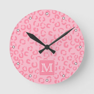 Pastel roze luipaard afdrukken. Aangepast monogram Ronde Klok