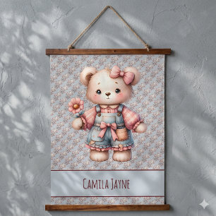 Pastel teddybeer met bloem en overall aan hangend wandkleed