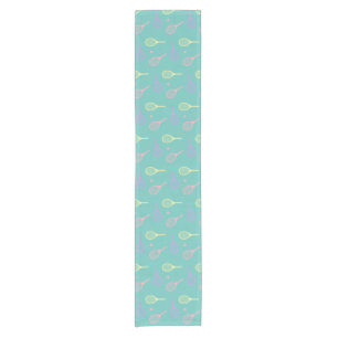 Pastel Tennis Rackets met Tennis Ball on Green Korte Tafelloper