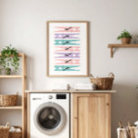 Pastel Vêtements Pins Laverie Salle d'Art Poster<br><div class="desc">Une façon amusante d'égayer la tâche banale de faire la lessive, cette grande affiche peut être accrochée à la fois verticalement ou horizontalement et comprend une collection de broches à vêtements simplement illustrées dans une palette de féminin et joli rose pastel, violet et turquoise.</div>