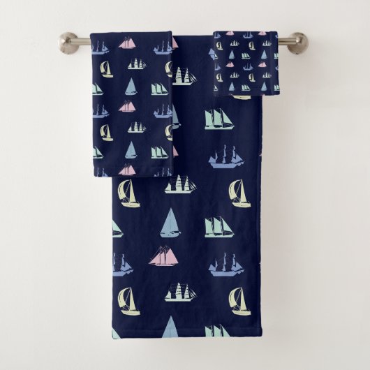 Pastel Zeilboot Patroon op Midnight Blue Bad Handdoek (Insitu)