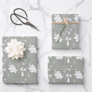 Pastelgrijze vaas met bloemen en bloesems inpakpapier vel