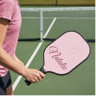 Pastelroze effen kleur met monogram pickleball paddle