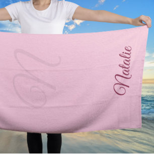 Pastelroze vaste kleur, monogrammen strandlaken
