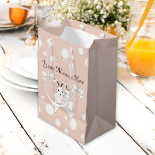Pastelroze wit lint en knuffel konijnen tweeling medium cadeauzakje