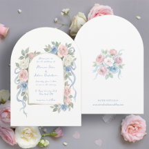 Pastelroze, witte en blauwe rozen en lintboog