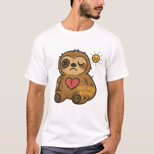 Patched Luiaard T-shirt — Verdrietig maar Zacht (Voorkant)