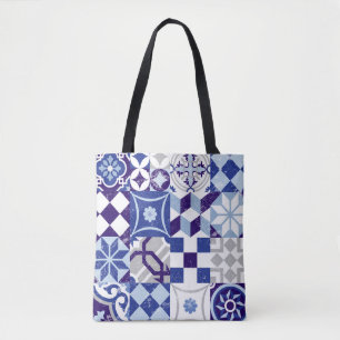 patchwork-achtergrond met traditioneel blauw draagtas