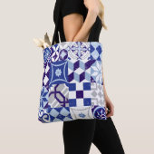 patchwork-achtergrond met traditioneel blauw draagtas (Dichtbij)