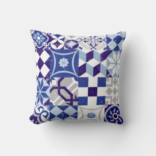 patchwork-achtergrond met traditioneel blauw kussen