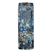Patchwork Blauwe Bloemen: Naadloze Stof. Thermosbeker (Achterkant)