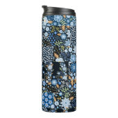 Patchwork Blauwe Bloemen: Naadloze Stof. Thermosbeker (Geroteerd rechts)