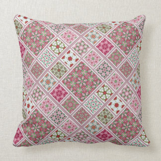 Patchwork-ontwerp in roze en rood kussen