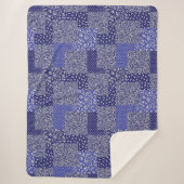 Patchwork Pattern Chintz Shades of Blue Polka Dot Sherpa Deken (Voorkant)