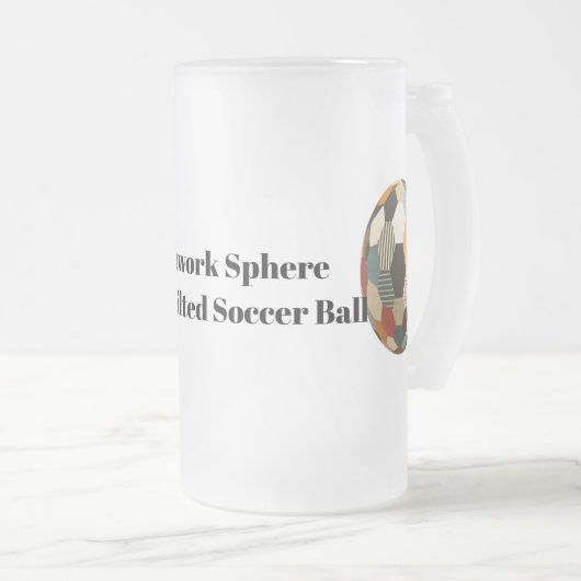 Patchwork Sphere: Gezellig gewatteerd Voetbal Matglas Bierpul (Voorkant rechts)