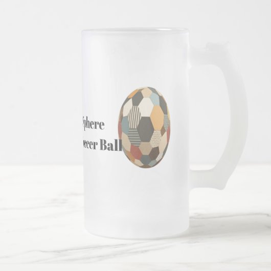 Patchwork Sphere: Gezellig gewatteerd Voetbal Matglas Bierpul (Rechts)