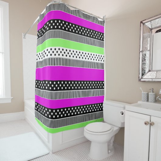 Patchwork van zwart-wit en neon strepen douchegordijn (In situ)