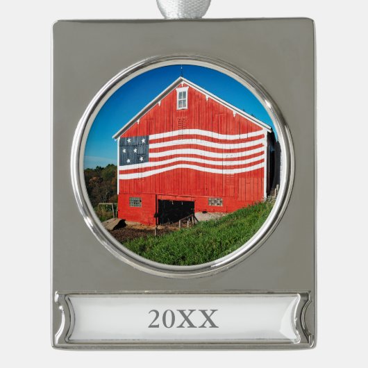 Patriotic Barn Verzilverd Banner Ornament (Voorkant)